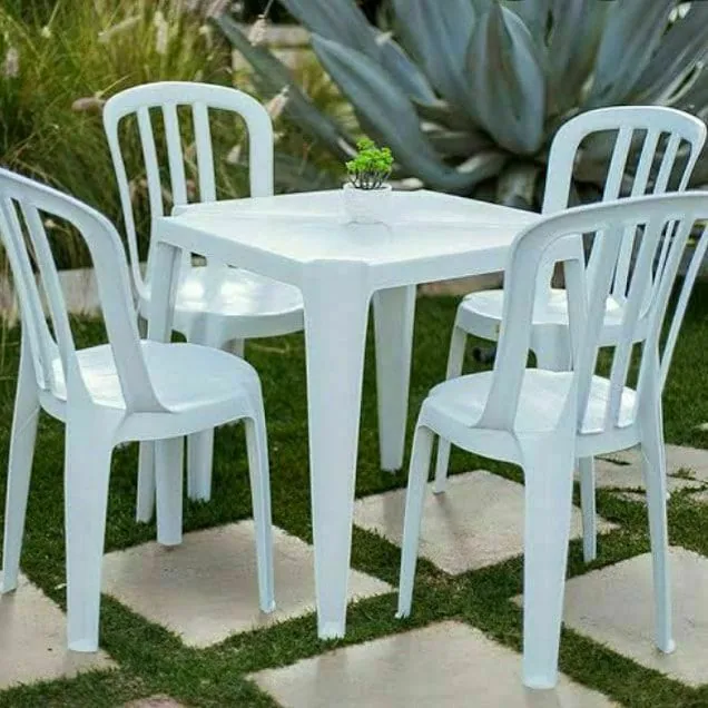 Mesas e cadeiras