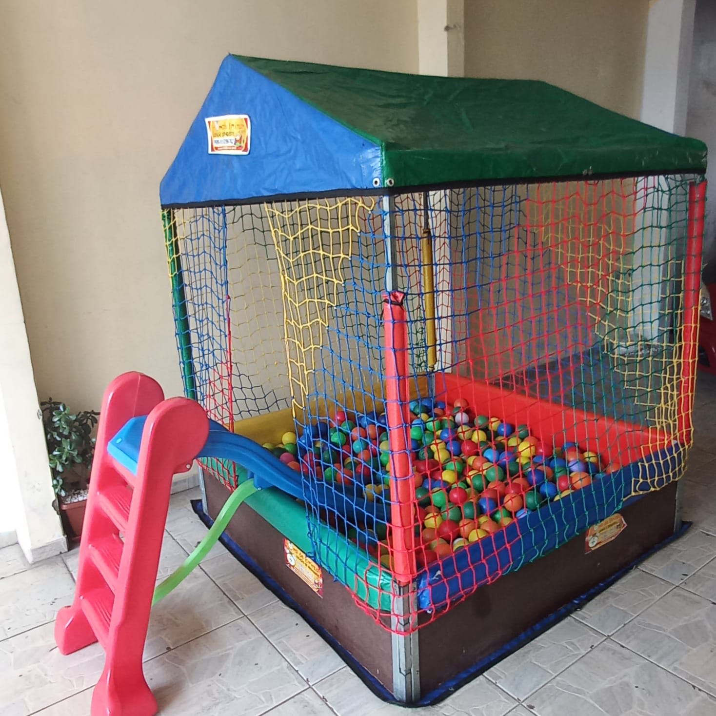 Piscina de bolinhas com escorregador